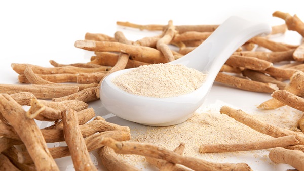 raíces y polvo de ashwagandha