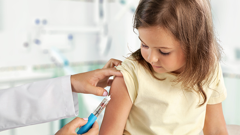 niña vacunada