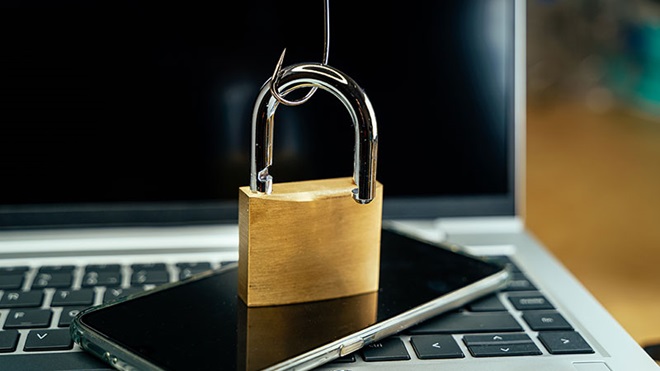 Phishing - anzuelo pescando un candado y un móvil