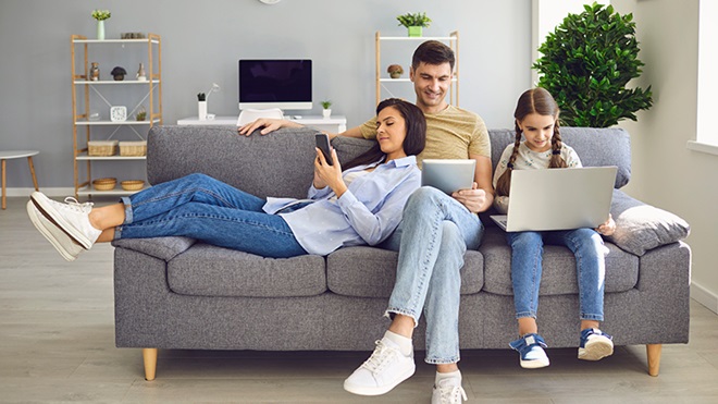 familia utilizando diferentes dispositivos en casa