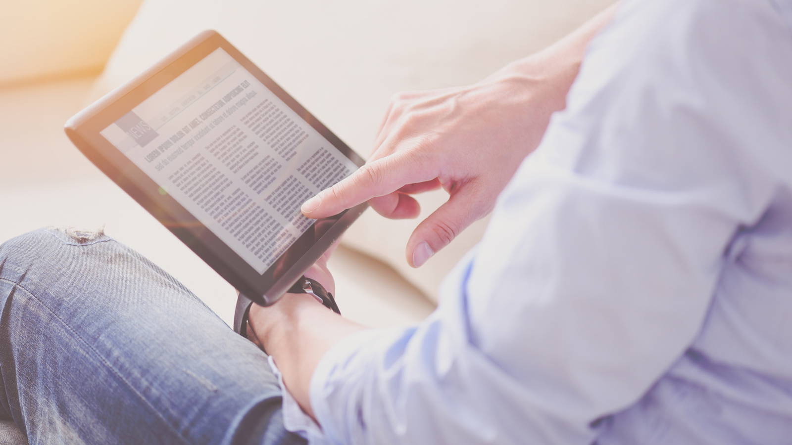 Человек с газетой. Мужчина с газетой. Мужчина с газетой. Человек смотрит газету. Человек news.