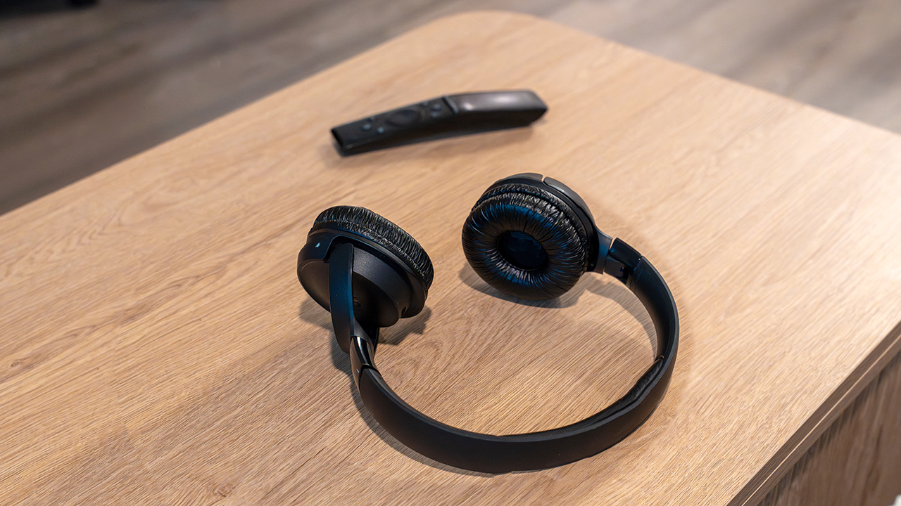 conectar auriculares a TV