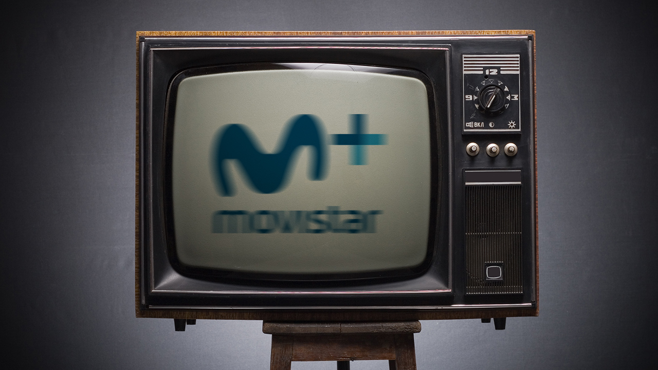 televisor antiguo con logo de Movistar Plus en la pantalla