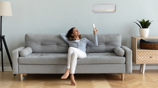 aire-acondicionado-mujer-sofa