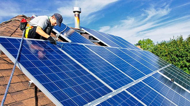 tecnico instalando paneles solares