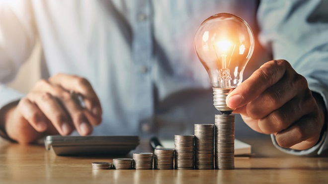 subida electricidad bombilla y monedas