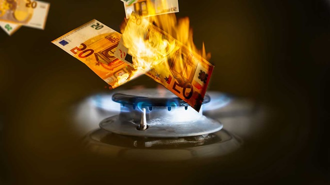 Billetes quemándose en un quemador de gas - subida de la TUR del gas