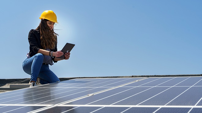 Paneles fotovoltaicos: experta revisando una instalación