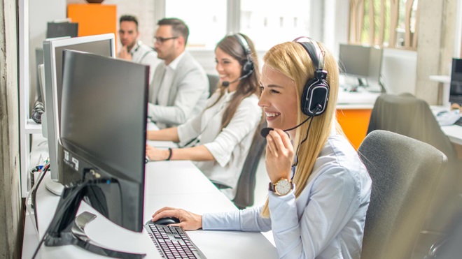 Teleoperadora atendiendo cliente