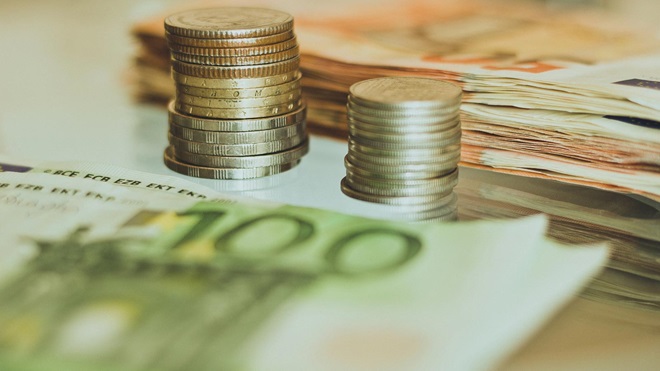 Dinero sobre mesa