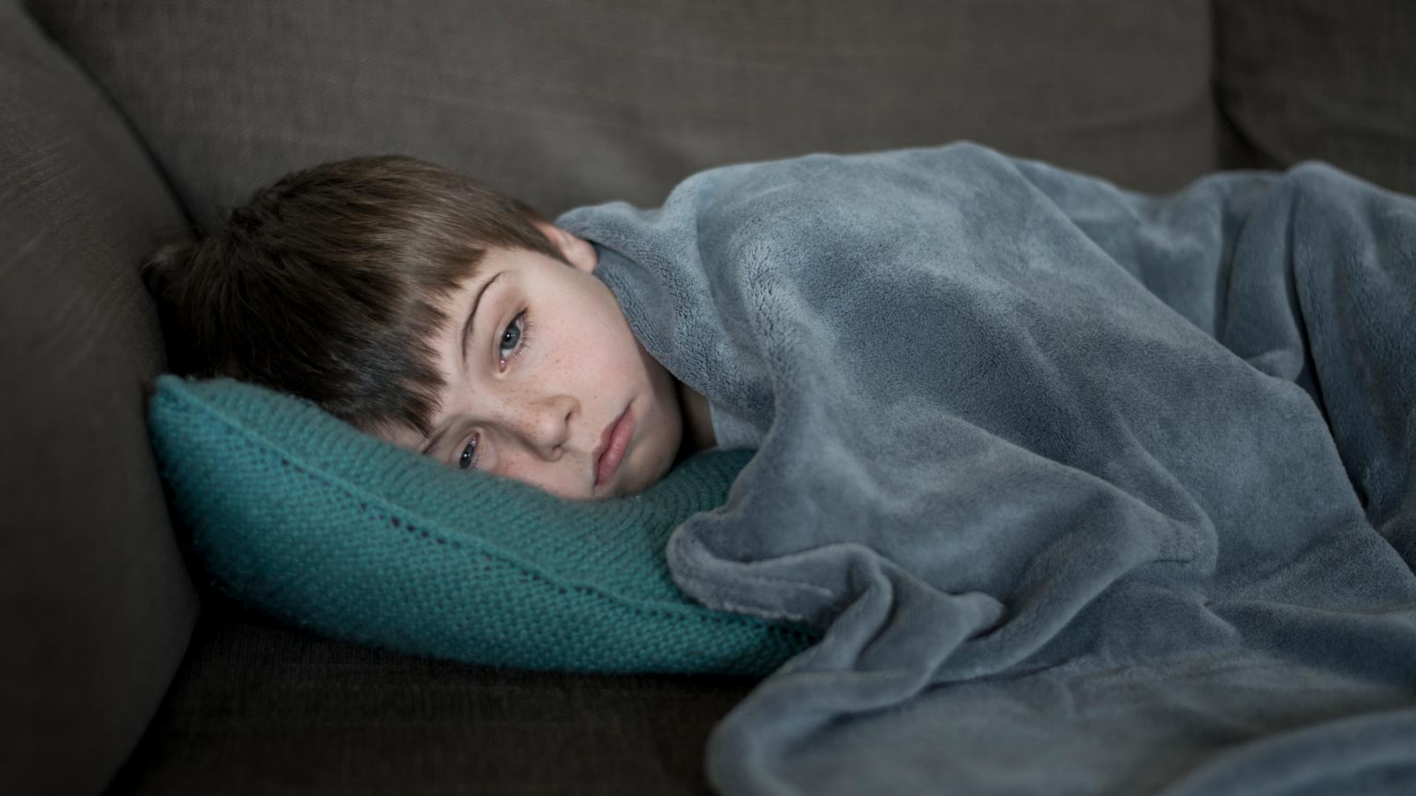 Niño enfermo sofa