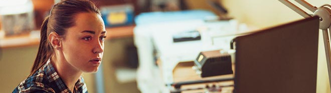 mujer mirando un ordenador