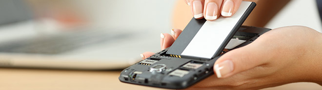 sacando la batería de un móvil