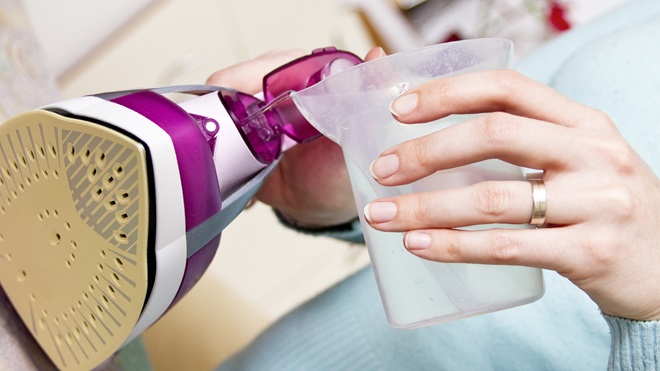 llenado de una plancha de vapor - agua del grifo