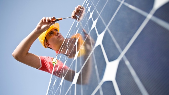 Operario ajustando un panel solar